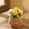 Planta de rosa artificial tejida en maceta, producto terminado hecho a mano a crochet, flor artificial para decoración de escritorio en casa, venta al por mayor de regalos, flor de hilo