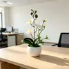3 orquídeas phalaenopsis artificiais em um vaso brilhante com padrão de ondas de água, decoração de flores artificiais para fotografia interna e plantas verdes em vasos