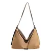 Bolsa de ombro minimalista estilo coreano em patchwork de lona e couro para mulheres, modelo novo 026, alça de ombro larga, bolsa de ombro, bolsa transversal e bolsa tote para o dia a dia.