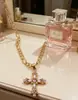 Collar Bohemio de Diamantes Cruzados Colgante Rosa Dorado Cadena para Clavícula Moda Versátil Tendencia Joyería