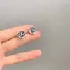 Pendientes Minimalistas Únicos y Sofisticados con un Diseño Sencillo y Versátil que Presentan Letras de Saturno y Formas Redondas