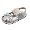Sandalias cerradas para niña estilo princesa con moño, suela suave, antideslizantes, nuevos zapatos de verano para niños pequeños, caladas y transpirables