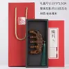 Peine Masajeador Tallado de Madera de Sándalo Flor de Loto Pez Dorado-Plateado, Exquisito Peine de Madera Vintage con Múltiples Puntos de Masaje, Set en Caja de Regalo, Ideal para Regalar