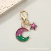 Llavero de luna creciente y estrella bicolor, colgante para mochila de estilo coreano con bloques de color de estrella y luna con cierre de mosquetón, pequeño regalo