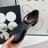 Sandalias de tacón grueso de moda nuevas de primavera y verano para comercio exterior transfronterizo, zapatos de tacón medio huecos retro de punta cerrada para mujeres de mediana edad y mayores