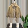 Conjunto de Ropa de Primavera para Bebé Niño 2026 Nuevo Estilo Chaqueta para Niños Camisa a Cuadros Suéter Conjunto de Tres Piezas para Niños de Primavera y Otoño Estilo Delgado