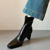 Botines versátiles, silenciosos y estilizados para el día a día, con piel suave, punta fina y efecto adelgazante, con material elástico, nueva colección otoño/invierno 2026