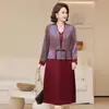 Nuevo vestido estilo chino para madres, corte holgado, longitud media, adecuado para primavera y otoño, diseño nuevo, de manga larga y con un aspecto en capas, diseñado para mujeres de mediana edad y mayores