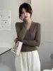 Camiseta básica gola V para mulheres, adequada para primavera e outono, pode ser usada como camada interna ou externa, corte justo, estilo puro e elegante, cor sólida, camiseta de manga comprida