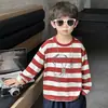 Camiseta listrada de manga comprida para meninos, roupa de outono, camiseta base vermelha infantil, novo top estiloso para meninos jovens, primavera e outono de 2026