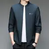 Chaqueta de negocios casual para hombre con cuello mao, nueva colección otoño 2026, prenda exterior versátil, simple y de alta gama