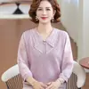 Moda de primavera para mães: camiseta estilosa de manga de gaze, top de seda gelada, blusa de base fina de tricô de manga três quartos para mulheres de meia-idade e idosas