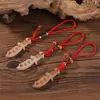 Accesorios Pequeños Grabados, Colgante de Madera de Durazno Cuerda Roja Cuchillo y Hacha, Accesorios para Adorno Pequeño DIY de Cuchillo de Madera de Durazno Grabado con Láser, Disponible para Venta al por Mayor