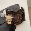 Bolsa de Ombro Shuai Mi Jia Feminina para o Trabalho, Grande Capacidade, Novo Lançamento Outono 2026 Estampa de Leopardo Nicho Casual Tote Bag