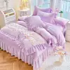 Juego de ropa de cama de cuatro piezas estilo princesa rosa de terciopelo de leche con ribete de encaje de doble capa colcha acolchada terciopelo grueso de doble cara cálido para otoño e invierno