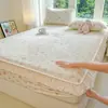 Falda de cama de terciopelo de leche Clase A Pieza única Manta de cama de vellón de coral Cubierta de cama engrosada Sábana de franela con encaje Bordes volantes Envoltura de cama acolchada