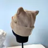 Gorro con orejas de oso de forro polar grueso de invierno para mujer, lindo gorro de pescador de pana con rayas verticales, gorro de color liso cálido con orejeras