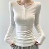 Camiseta feminina moderna de manga comprida com colarinho semiaberto e botões, corte justo, adequada para primavera, outono e inverno, simples e estilosa