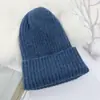 Gorro tejido grueso de invierno al por mayor suministro directo ins cuerpo ligero celebridad de internet gorro de lana simple moda gorro con forro polar para mujer