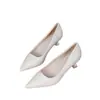 Sapatos femininos de salto alto em couro macio, deslumbrante novo design 2025, bico fino, confortáveis para os pés, salto fino, adequados para saias, sapatos sociais profissionais da moda