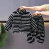 Ropa de Casa Gruesa de Franela de Invierno para Niños 2025 Nuevo Invierno Moda Fresca Conjunto de Dos Piezas de Pijama Rayado para Niños