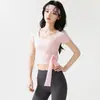 Camiseta corta de yoga con lazo en la espalda, banda elástica incorporada, soporte a prueba de impactos, transpirable, adecuada para correr y fitness