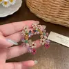Pendientes de botón de flor vibrantes y coloridos de dopamina con incrustaciones de diamantes completos y clip para el cartílago del oído, pendientes extremadamente hermosos con diseño único