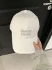Gorra de béisbol morada bordada con letras estilo coreano para mujer, adecuada para primavera y verano, circunferencia de cabeza grande, hace que la cara se vea más pequeña, gorra versátil para protección solar