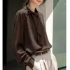 Estilo francês, chique sem esforço: Coleção de outono de 2026, nova blusa com babados, elegante, retrô e artística, cor de café, camisa de corte solto para mulheres