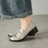 Zapatos de Piel Pequeños para Viaje de Otoño 2026 de Piel de Oveja con Hebilla de Cinturón Mocasines de Tacón Medio Grueso Punta Redonda Piel Genuina Corte Profundo Zapatos de Mujer