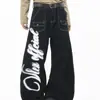 Calça jeans feminina estilo americano com estampa graffiti de letras, costura aparente, corte clean, perna larga, curva, multi-bolsos, comprimento total