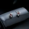 Brincos Transfronteiriços Vermelhos de Três Pedras para Homens, Brincos de Zircônia Modernos e Simples para Mulheres, Design de Nicho Tendência, Joia de Orelha Personalizada