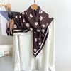 Lenço Quadrado de Seda Falsa com Estampa Floral Pequena JM Primavera/Outono para Mulheres Retro Francês Combinando com Camisa para o Trabalho Lenço de Seda Decorativo Versátil