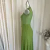 Vestido elegante e sofisticado estilo coreano, semelhante ao de Song Qian, com detalhes de miçangas, caimento justo, saia longa, gola redonda pequena, sem mangas e design intrincado vazado.