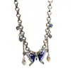 Cadena de Clavícula con Perlas de Cristal Azul Profundo en Forma de Gota de Agua y Mariposa para Mujer, Collar de Estilo Retro de Nicho con un Toque de Alta Gama
