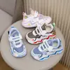 Sapatos Infantis 2026 Novos Sapatinhos de Bebê Sapatos Leves para Crianças que Estão Aprendendo a Andar Meninos e Meninas Malha Respirável Sapatos Funcionais