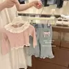 [Xian Neng Qi] Conjunto de Outono para Meninas Estilo Infantil Renda Manga Longa Top Jeans Conjunto de Duas Peças