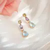 Brincos Longos Europeus e Americanos Gota d'Água Toque de Luxo Zircônia Incrustada Cor de Fada Color Block Acessórios de Brincos para Mulheres Versátil Exquisite Simples Joias
