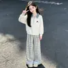 Atuendo Versátil Estilo Universitario para Primavera y Otoño: Nuevo Conjunto de Dos Piezas con Top de Dibujo Animado Hello Kitty con Cuello y Pantalones de Pierna Ancha a Cuadros