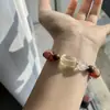 Pulsera RedwoodNatural Flor de Resina Roja Oro Negro Super Siete con Sándalo Dorado y Cristal de Limón, Única y Versátil