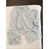 Conjunto de pijama simples e casual listrado em cinza com bordado de coelho, apresentando mangas compridas e calças de corte solto, perfeito para usar no outono e confortável para relaxar em casa.