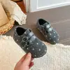 Zapatos Planos de Lunares para Niñas 2026 Otoño/Invierno Nuevos con Plus de Terciopelo Punta Redonda Correa Única con Hebilla Cómodos Versátiles Zapatos Casuales para Estudiantes
