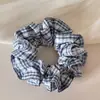 Scrunchie de Tecido Xadrez Azul e Branco Estilo Coreano, Elástico Fresco e Versátil para Rabo de Cavalo, Acessório de Cabelo Tendência de Influenciador