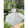 Foto real de vestido largo de tela transparente en stock con dobladillo extragrande y elaborado patchwork de malla