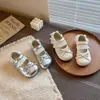 Zapatos para niños en un estilo dulce con moños, zapatos Mary Jane de cuero plateados para niñas, zapatos planos bajos de encaje de princesa con suelas suaves