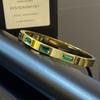 Pulseira Oval Elegante Transfronteiriça Europeia e Americana Incrustada com Zircônia Verde Punhos Redondos para Mulheres Aço Titânio Galvanizado Verde Esmeralda