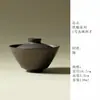 Juego de té de cerámica gruesa vidriada con detalles dorados, que incluye un cuenco con tapa de cerámica, una taza de té, una tetera con asa lateral y una taza de maestro, así como un cuenco para matcha