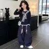 Conjunto de dos piezas para niña: top tipo chal a rayas y pantalones de pierna ancha, nuevo atuendo casual de moda para primavera y otoño para niños mayores, venta al por mayor