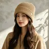 Nova coleção outono e inverno: gorro de tricô liso e minimalista com detalhes delicados, design estilo coreano que faz o rosto parecer menor, e proporciona calor e proteção para as orelhas
