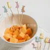 Pinchos de fruta coloridos con temática de conejos de Pascua para decoración de bares y restaurantes, palillos de bambú de un solo uso